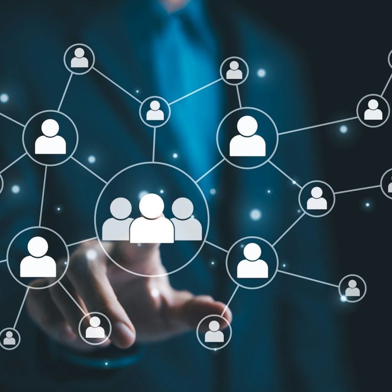 Grafik mit digital vernetzten Personen – Unser starkes Netzwerk aus lokalen Branchenexperten in Brasilien