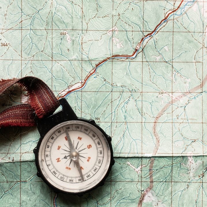 Kompass auf einer topografischen Landkarte – Nova Bandeira ist Ihr strategischer Wegweiser für den Markteintritt in Brasilien