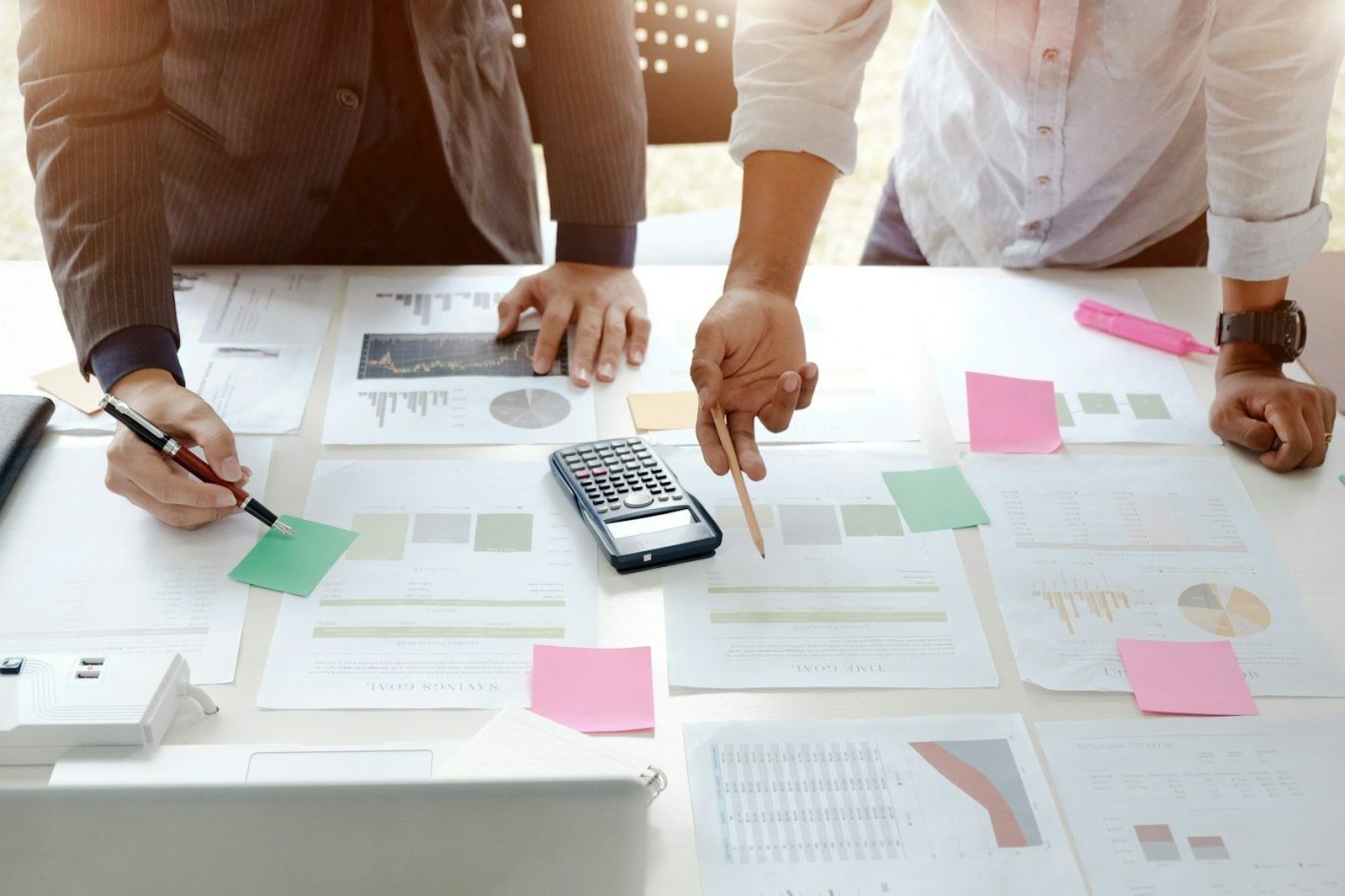 Geschäftsleute werten Daten und Diagramme aus – Detaillierte Marktanalyse und Landed-Cost-Kalkulation für Brasilien