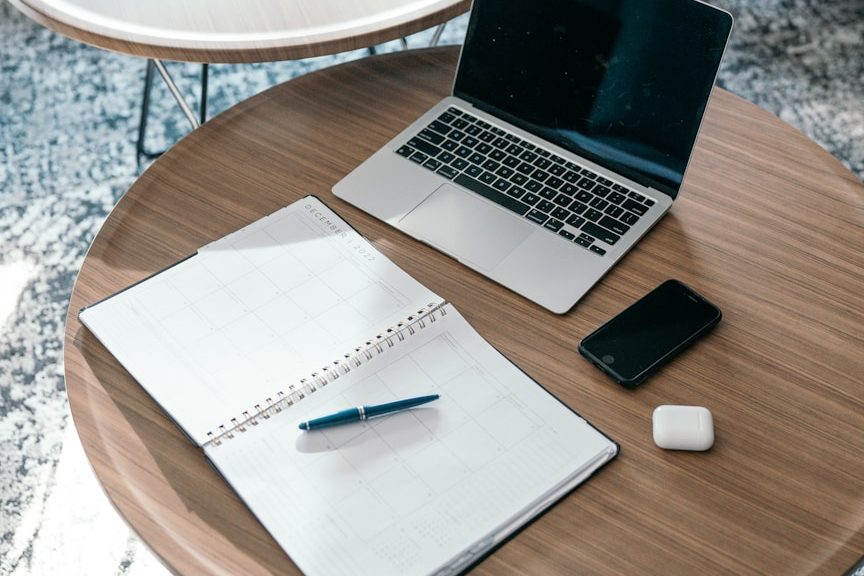 Schreibtisch mit Laptop und Notizbuch – Strategieplanung und Erstgespräch für Ihren Markteintritt in Brasilien