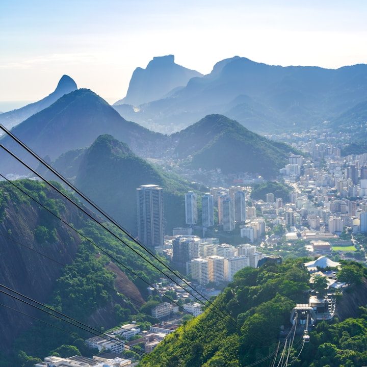 Blick auf die Berge und die Küste von Rio de Janeiro – Fundierte lokale Expertise für den brasilianischen Markt